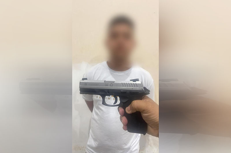 Pistola furtada foi exbida pelo delegado em entrevista coletiva (Foto: PC-AM/Divulgação)