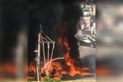 ônibus foi totalmente queimado em ataque no Rio de Janeiro (Foto: Redes Sociais/Reprodução)
