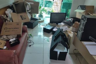Aparelhos eletrônicos e móveis foram destruídos na invasão (Foto: UP Comunicação Inteligente/Divulgação)