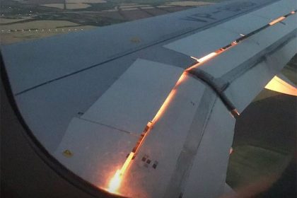 Passageiras registraram fogo em um dos motores do avião (Foto: Redes sociais/Reprodução)