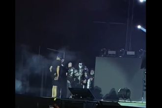 Gene Simmons ficou sentado ao passar mal em show em Manaus (Foto: Redes sociais/Reprodução)