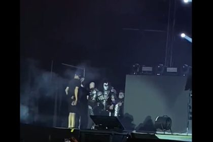 Gene Simmons ficou sentado ao passar mal em show em Manaus (Foto: Redes sociais/Reprodução)