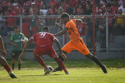 China (laranja) em lance do primeiro jogo contra o Princesa: decisão de vaga terá árbitro da Fifa (Foto: Deborah Melo/Divulgação)