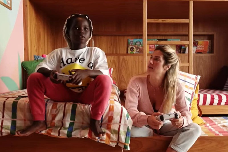 Bless com a mãe, Giovanna Ewbank: desejo de conhecer país de origem (Foto: YouTube/Reprodução)
