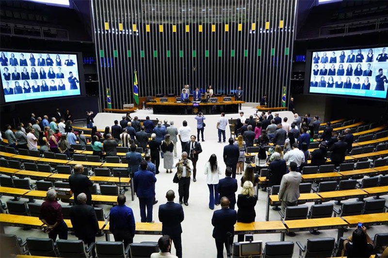 Plenário da Câmara: impasse com Senado trava votação de MPs (Foto: Pablo Valadares/Agência Câmara)