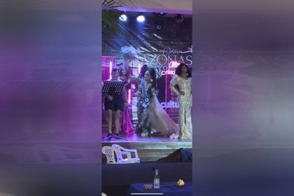 Irritada com resultado, candidata a miss gay joga buquê em apresentadora (Foto: redes sociais/Reprodução)