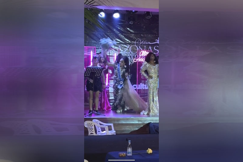 Irritada com resultado, candidata a miss gay joga buquê em apresentadora (Foto: redes sociais/Reprodução)