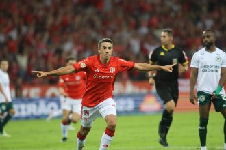 De Pena, do Internacional, marca golaço sobre o Goiás