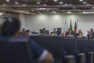 Réus ouvem sentença no tribunal do júri: pena de reclusão (Foto: Marcus Phillipe/TJAM)
