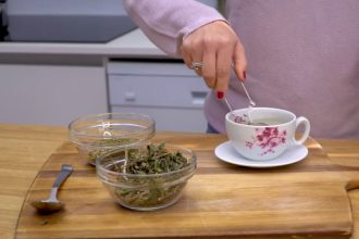 Uso de chá para emagrecer deve ter orientação médica (Foto: YouTube/Reprodução)