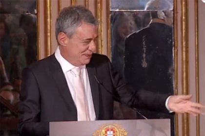 Chico Buarque causou gargalhadas na plateia ao ironizar Bolsonaro (Foto: Sintra Portugal TV/YouTube/Reprodução)