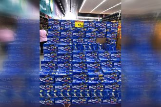 Bombons da Lacta em supermercado: marca admite erro em propaganda (Foto: Vitória Sena/ATUAL)