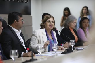Governador Wilson Lima e ministra Cida Gonçalves assinam convênio para construção da Casa da Mulher em Manaus (Foto: Alex Pazuello/Secom)