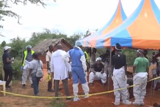 Equipes de resgate desenterraram corpos de culto no Quênia (Foto: Canal UOL/YouTube/Reprodução)