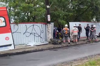 Bombeiros e Samu socorreram homem ferido com descarga elétrica (Foto: Facebook/O Imediato/Reprodução)
