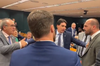 Eduardo Bolsonaro xinga e tenta agredir Dionilso Macron (Foto Reprodução Twitter)