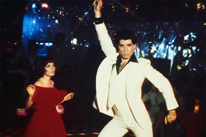 John Travolta com terno branco: figurino milionário em leilão (Foto: reprodução)