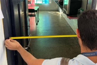 Técnico mede espaço em corredor de acesso a salas de aula: acesso estreito (Foto: TCE-AM/Divulgação)