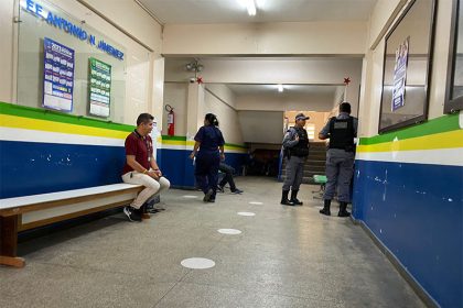 Policiais militares fazem segurança em escola após assalto a professoras (Foto: Murilo Rodrigues/ATUAL)