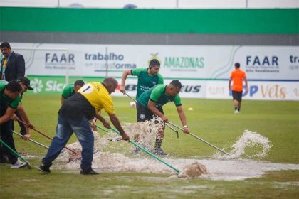 Chuva intensa em Manaus alagou gramado do Estádio Carlos Zamith e adiou final do Barezão (Foto: Deborah Melo/Manauara EC)