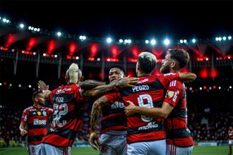 Pedro é abraçado pelos companheiros ao marcar os gols da vitória (Foto: Marcelo Cortes/CRF)