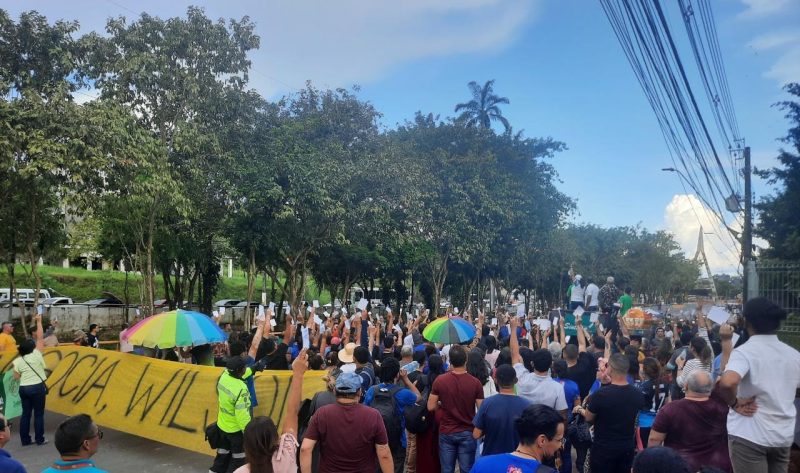 Trabalhadores em Educação protestaram, após Governo não participar de audiência de conciliação (Foto: Divulgação/Sinteam)