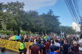 Trabalhadores em Educação protestaram, após Governo não participar de audiência de conciliação (Foto: Divulgação/Sinteam)