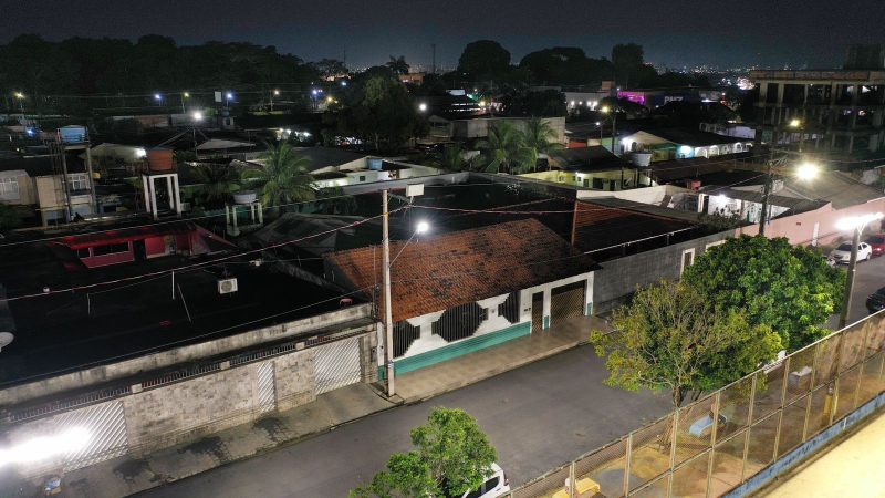 Medidores aéreos em vista noturna (Foto: Amazonas Energia/Divulgação)