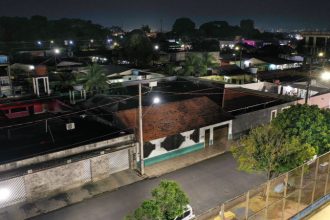 Medidores aéreos em vista noturna (Foto: Amazonas Energia/Divulgação)