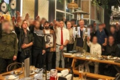 Nazistas fizeram saudação em restaurante ao comemorar aniversário de Hitler (Foto: Victoria Police Departmen/Reprodução)
