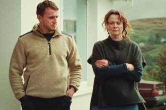 Paul Mescal e Emily Watson estão soberbos em atuação de mãe e filho (Foto: California Films/Divulgação)