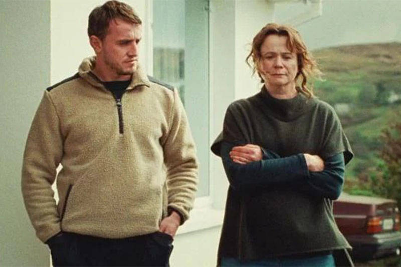Paul Mescal e Emily Watson estão soberbos em atuação de mãe e filho (Foto: California Films/Divulgação)