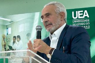 Samuel Hanan em lançamento de livro na UEA (Foto: Valmir Lima/ATUAL)