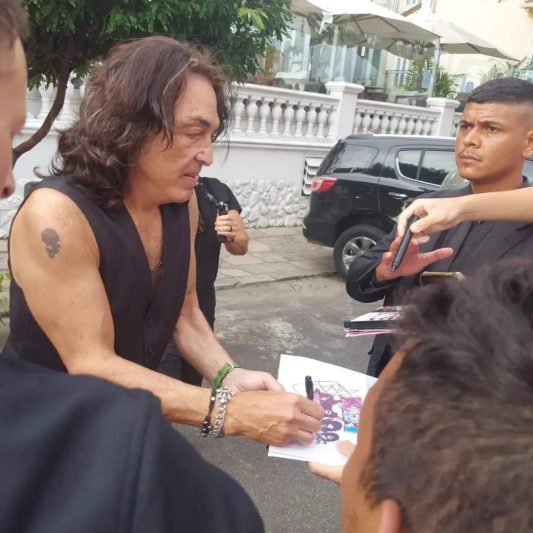 Fãs das bandas Scorpions, Kiss e Sepultura ganham autógrafos, vídeos e  fotos com ídolos em Manaus, as
