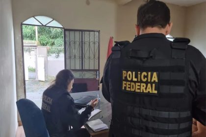 Agentes da PF procuram documentos em operação contra garimpo ilegal (Foto: PF-AM/Divulgação)