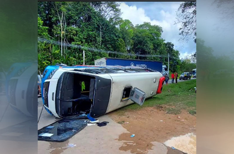 Micro-ônibus foi atingido por trás por caminhão e capotou (Foto: CBMAM/Divulgação)
