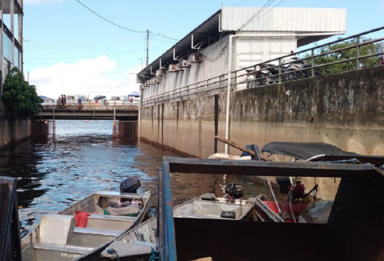 Águas do Rio Negro atingiram a cota de elevação em 11 de maio (Foto: Teófilo Benarrós de Mesquita/ATUAL)