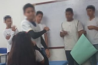 Aluno fere colega com caneta em sala de aula (Foto: Redes sociais/Reprodução)