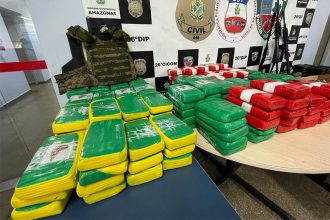 Droga estava em tabletes e submersa no rio, segundo delegado (Foto: Erlon Rodrigues/PC-AM)