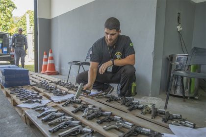 Armas apreendidas e destinadas à destruição pelo TJAM: decreto federal limitará uso por CACs (Foto: Marcus Phillipe/TJAM)