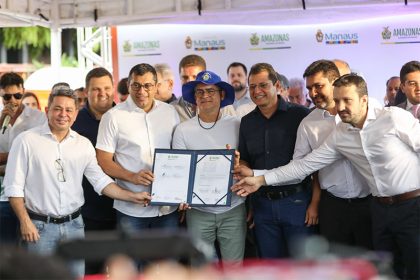 Governador, prefeito e representante da Águas de Manaus assinaram termo de cooperação (Foto: Diego Peres/Secom)