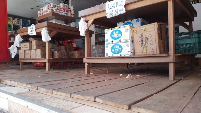 Assoalho para elevar o piso do local é uma das soluções adotadas por comerciantes (Foto: Teófilo Benarrós de Mesquita/ATUAL)