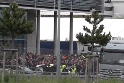 Trabalhadores foram retirados da fábrica da Mercedes durante o ataque (Foto: EuroNews/YouTube/Reprodução)