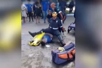 Socorrista do Samu escorregou e caiu sobre paciente (Foto: Redes sociais/Reprodução)