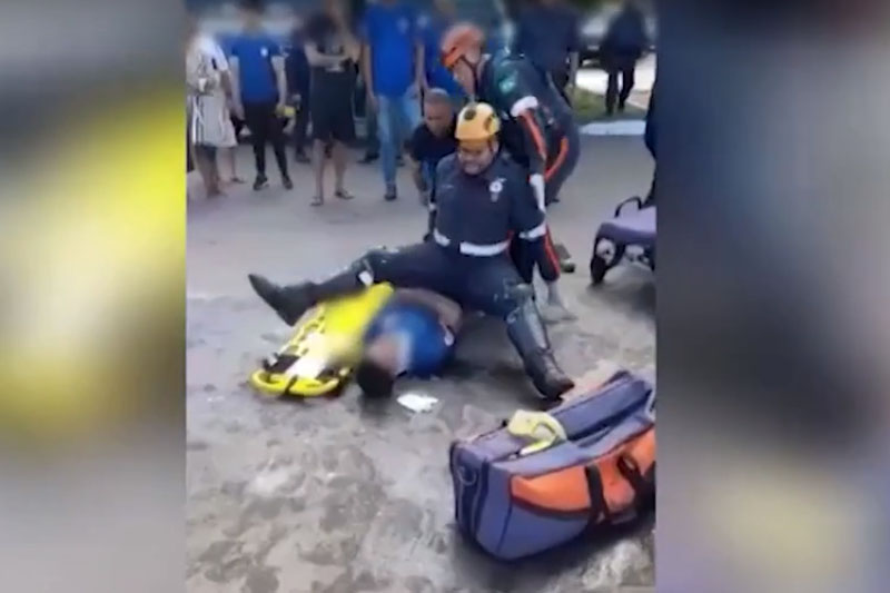 Socorrista do Samu escorregou e caiu sobre paciente (Foto: Redes sociais/Reprodução)