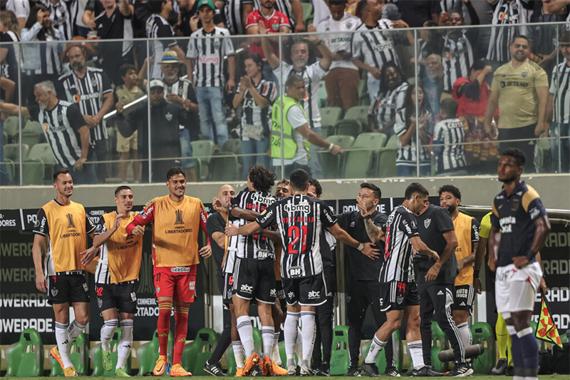 Jogadores festejam gol de Igor Gomes, que salvou o Atlético (Foto: Clube Atlético Mineiro/Divulgação)