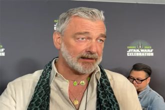 Ator Ray Stevenson faz vilão em série de Star Wars ainda sem estreia no Brasil (Foto: YouTube/Reprodução)