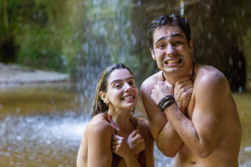 Giovanna Lancellotti e Danilo Mesquita durante as filmagens, em Figueiredo - AM (Foto: Instagram/Reprodução)