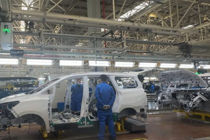 Linha de produção de montadora chinesa: maior exportador mundial de automóveis (Foto: YouTube/Reprodução)