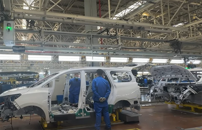 Linha de produção de montadora chinesa: maior exportador mundial de automóveis (Foto: YouTube/Reprodução)